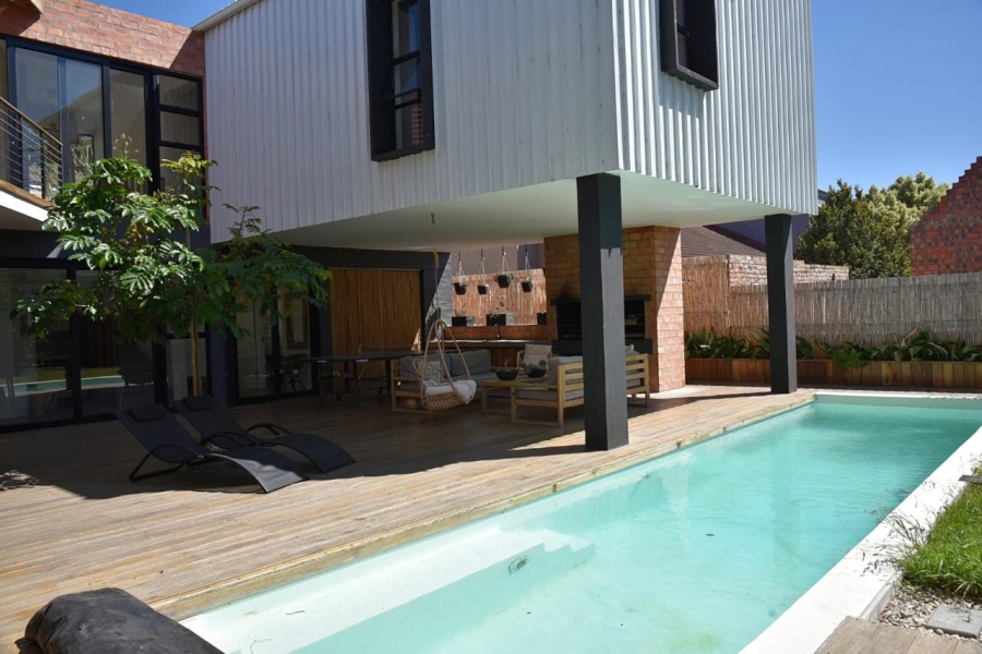 To Let 7 Bedroom Property for Rent in Wavecrest Eastern Cape